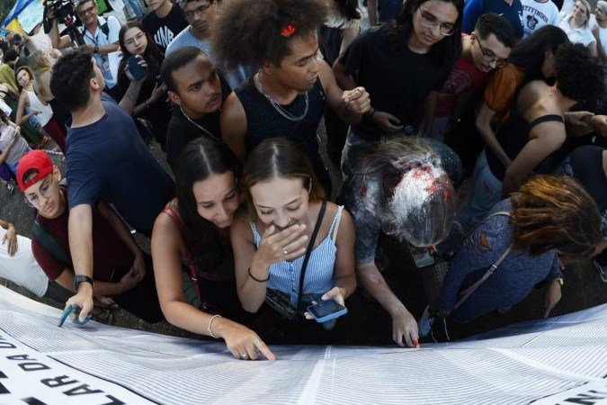 Muitos dos futuros universitários choraram de emoção ao verem seus nomes na lista de aprovados - (crédito: Ed Alves/CB/DA.Press) Muitos dos futuros universitários choraram de emoção ao verem seus nomes na lista de aprovados - (crédito: Ed Alves/CB/DA.Press)