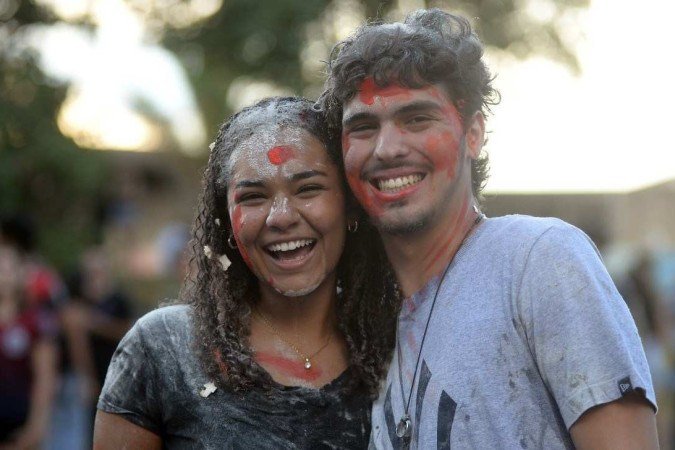  16/01/2024 Credito: Ed Alves/CB/DA.Press. Cidades. Resultado Vestibular UnB 2024. Na foto, Julia Vieira e Familia ou com amigos. 