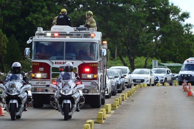 Corpo foi transportados em cortejo com carros das forças de segurança