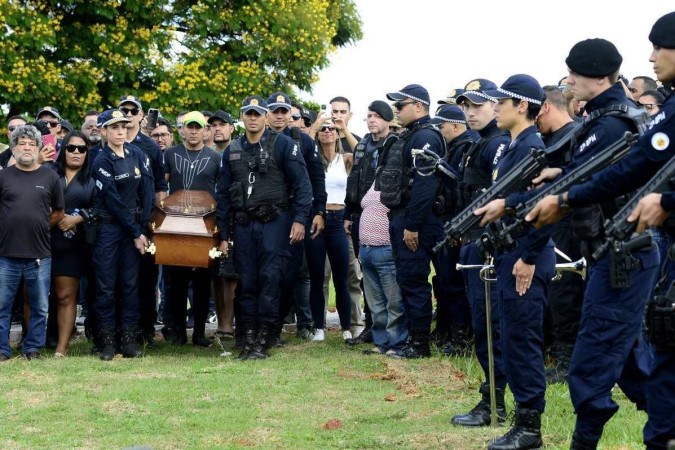 Colegas e a comandante da Polícia Militar do DF, Ana Paula Barros Habka, conduziram o esquife para o último adeus a Yago Monteiro -  (crédito: Fotos: Marcelo Ferreira/CB/D.A Press)