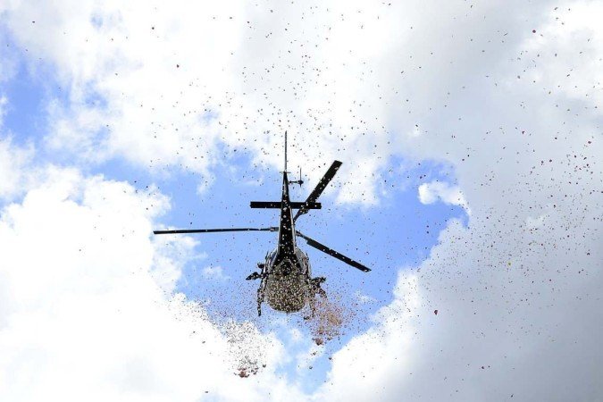 Um helicóptero lançou pétalas na despedida ao militar