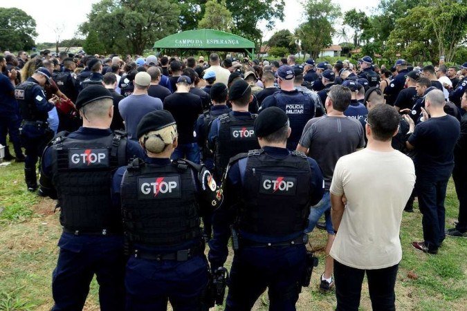  16/01/2024 Crédito: Marcelo Ferreira/CB/D.A Press. Brasil. Brasília - DF - Cemitério do Gama, enterro do soldado Yago Monteiro Fidelis, 31 anos, foi baleado na cabeça dentro da viatura, no último domingo (14/1), pelo sargento Paulo Pereira de Souza