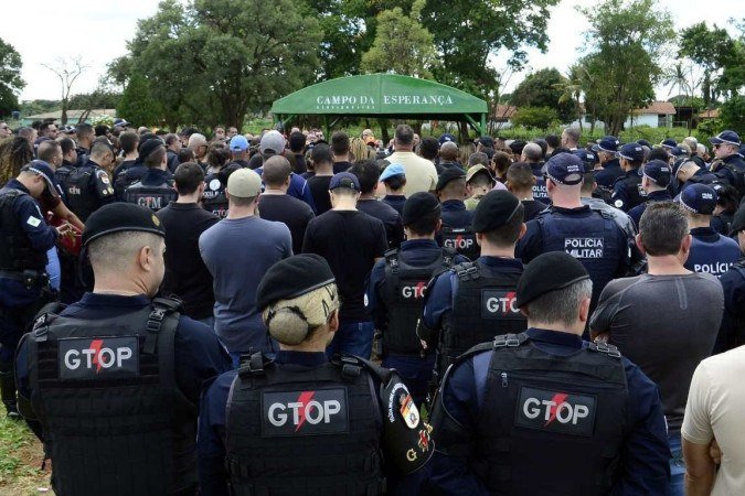  16/01/2024 Crédito: Marcelo Ferreira/CB/D.A Press. Brasil. Brasília - DF - Cemitério do Gama, enterro do soldado Yago Monteiro Fidelis, 31 anos, foi baleado na cabeça dentro da viatura, no último domingo (14/1), pelo sargento Paulo Pereira de Souza