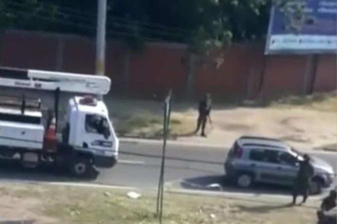 O carro onde estava Evaldo foi alvejado por dezenas de tiros. Luciano tentou ajudar a família e acabou baleado  -  (crédito:  Reprodução de Vídeo)