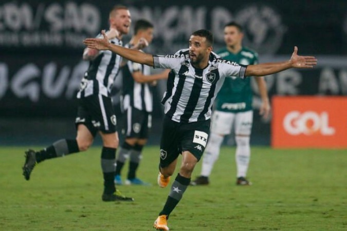 Volante Caio Alexandre em ação pelo Botafogo, em 2020  -  (crédito:  Vitor_Silva)