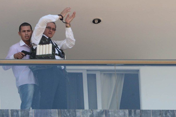 29/09/2014. Crédito: Marcelo Ferreira/CB/D.A Press. Brasil. Brasilia - DF. O sequestrador Jac Sousa dos Santos mantém como refém José Aírton de Sousa com bananas de dinamite presas ao corpo no Hotel St. Peter. A polícia aumentou o perímetro de isolamento e acredita que se as dinamites forem verdadeiras, podem destruir três andares do hotel no centro da cidade. CB, 30/09/2014. Capa;
CB, 11/07/2016. Cidades, p. 18;
      