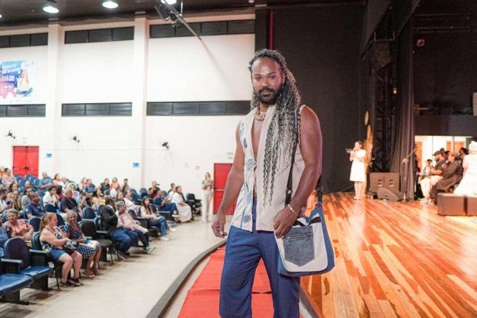 Curso de corte e costura do projeto Voando Alto 2023 encerrou com desfile de roupas feitas pelas alunas - (crédito: Divulgação/Voando Alto 2023) Curso de corte e costura do projeto Voando Alto 2023 encerrou com desfile de roupas feitas pelas alunas - (crédito: Divulgação/Voando Alto 2023)