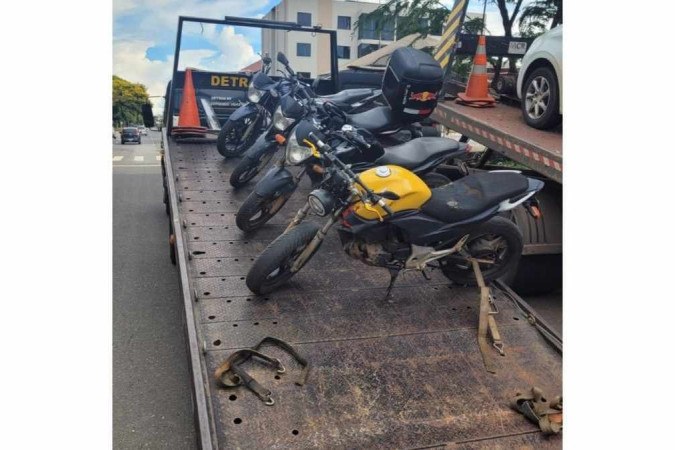 Os débitos da moto (amarela) eram referentes a infrações de trânsito. -  (crédito: Divulgação/Detran-DF)