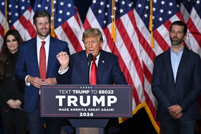 O ex-presidente dos EUA e candidato presidencial republicano Donald Trump fala em uma festa durante as convenções presidenciais republicanas de Iowa       -  (crédito: JIM WATSON / AFP)