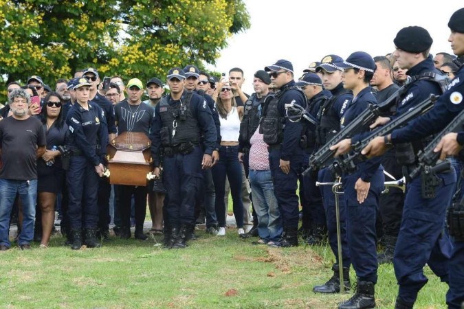 Corpo do soldado Yago Monteiro Fidelis morto por colega no Recanto das Emas Ã© enterrado nesta terÃ§a (16/1) -  (crédito: Marcelo Ferreira/CB/DA Press)