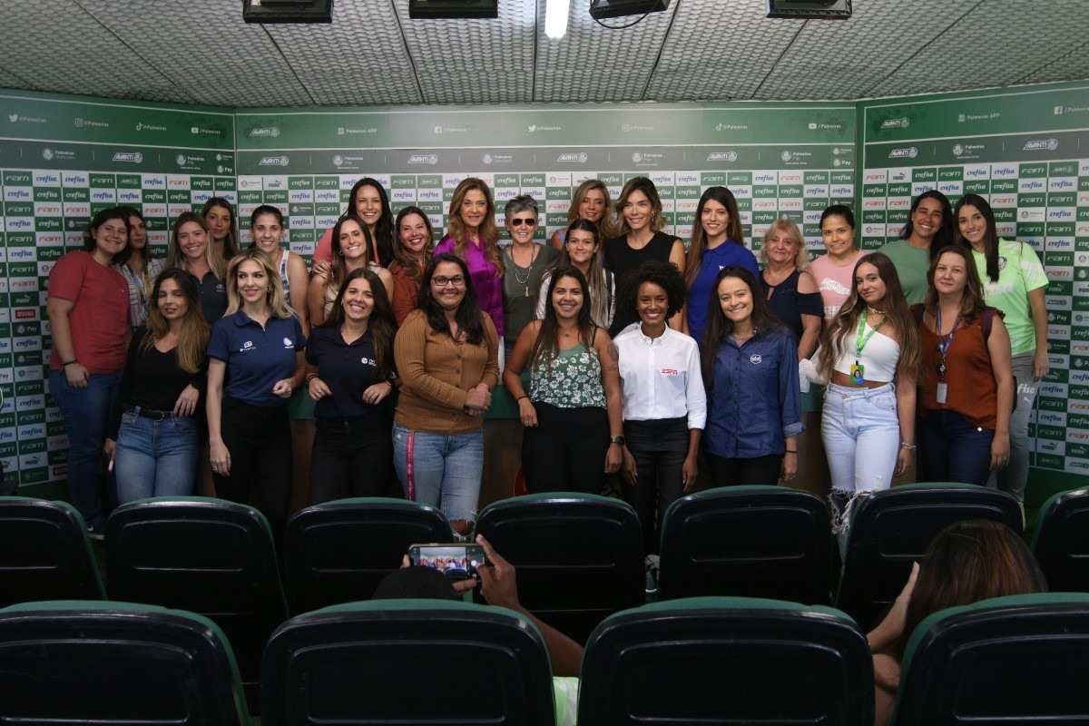 ‘Homens, não sejam histéricos’, diz presidente do Palmeiras em coletiva só com mulheres