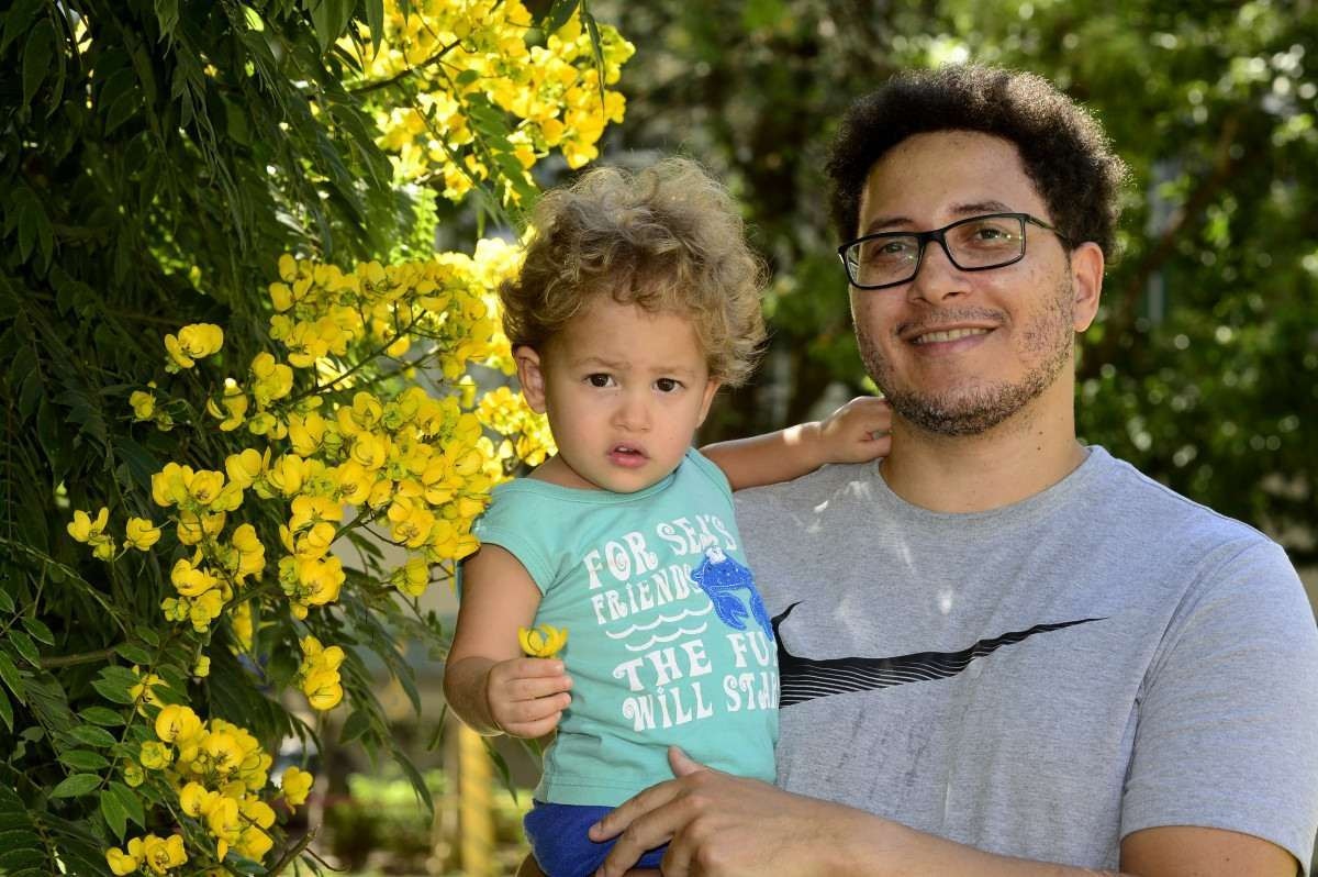 Thales Rodrigues e o filho Pedro em meio às flores da 405 Sul