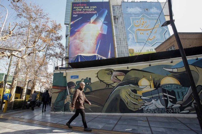 Outdoor em Teerã traz a imagem de míssil iraniano e a frase  -  (crédito: AFP)