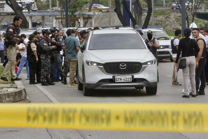  Membros da Polícia Nacional permanecem no local onde o promotor Cesar Suarez foi morto a tiros em Guayaquil, Equador.
       -  (crédito:  CHRISTIAN VINUEZA / AFP)