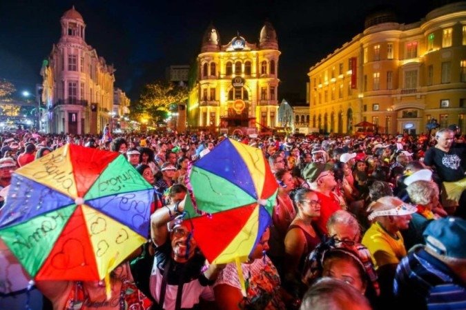 Multidão no Marco Zero durante o carnaval do Recife. Foto: 
