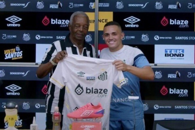 Marcelinho é apresentado ao lado de Otero - (crédito: Foto: Reprodução/Santos TV) Marcelinho é apresentado ao lado de Otero - (crédito: Foto: Reprodução/Santos TV)