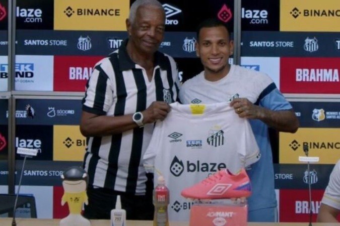 Otero é apresentado ao lado de Marcelinho - (crédito: Foto: Reprodução/Santos TV) Otero é apresentado ao lado de Marcelinho - (crédito: Foto: Reprodução/Santos TV)