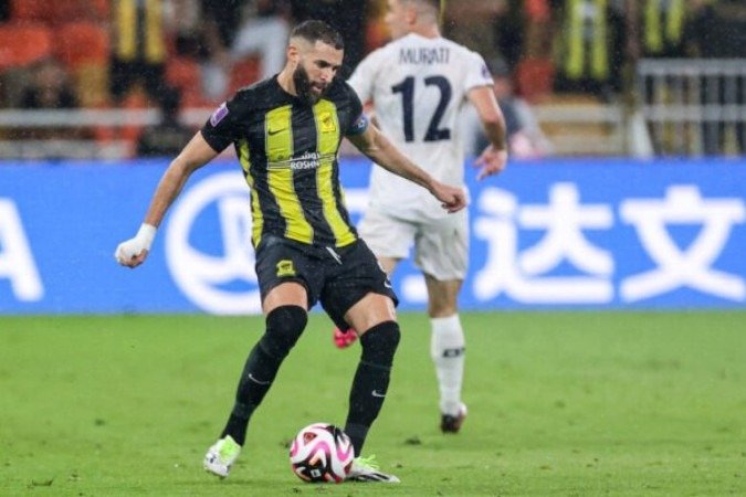 Karim Benzema em ação com a camisa do Al-Ittihad no Campeonato Saudita - Foto: AFP via Getty Images - (crédito: Foto: AFP via Getty Images) Karim Benzema em ação com a camisa do Al-Ittihad no Campeonato Saudita - Foto: AFP via Getty Images - (crédito: Foto: AFP via Getty Images)