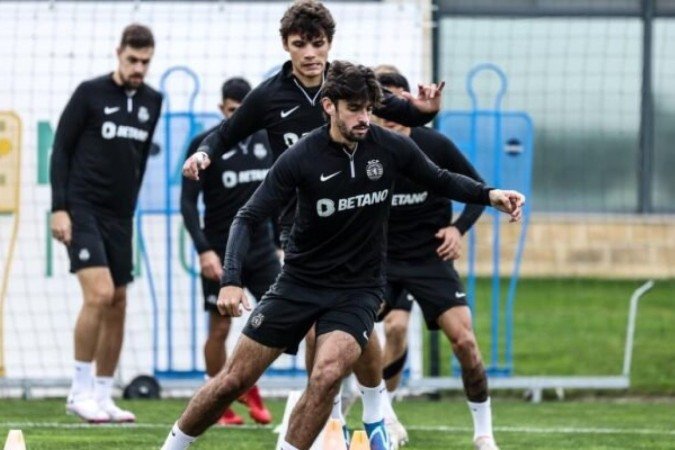 Jogadores do Sporting durante treinamento da equipe - Foto: Divulgação/Sporting -  (crédito: Foto: Divulgação/Sporting)