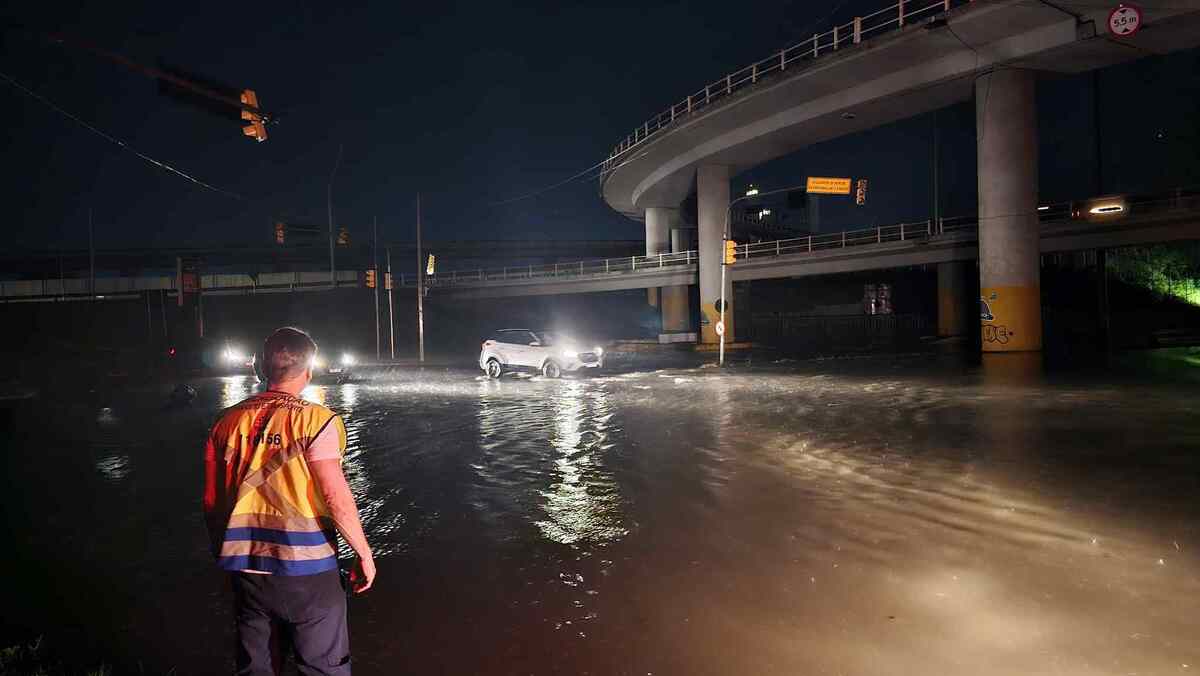 Na madrugada desta quarta, ainda havia 36 vias com acúmulo de água em Porto Alegre, segundo dados da Empresa Pública de Transporte e Circulação (EPTC) -  (crédito: Divulgação/Prefeitura de Porto Alegre)