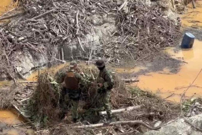 Agentes da PF montam explosivos para destruir acampamento dos garimpeiros ilegais, que exploram minerais na terra dos ianomâmis -  (crédito: Reprodução/Polícia Federal)