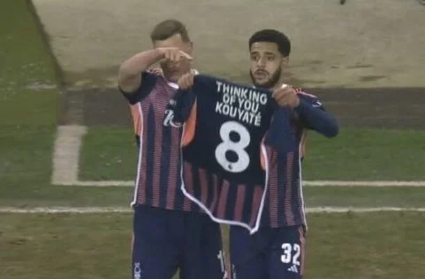 Omobamidele mostra a camisa com o número 8. O estreante fez um gol na vitória do Nottingham e homenageou o companheiro Konaté, que perdeu o seu pai nesta quarta-feira -  (crédito: Foto: Reprodução / ESPN)