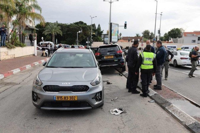 Polícia israelita ao lado de um carro danificado no atentado em Ra'anana, em 15 de janeiro - (crédito: JACK GUEZ / AFP) Polícia israelita ao lado de um carro danificado no atentado em Ra'anana, em 15 de janeiro - (crédito: JACK GUEZ / AFP)