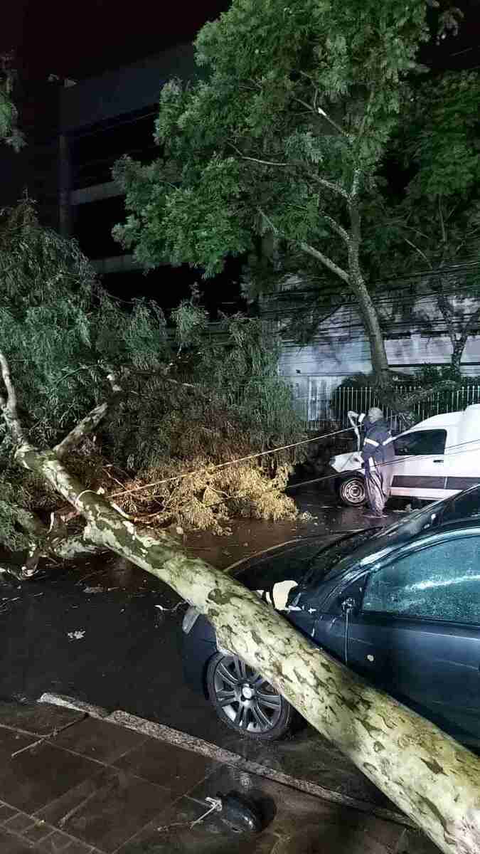 Tempestades deixam uma morte e mais de um milhão de pessoas sem energia elétrica na região metropolitana de Porto Alegre