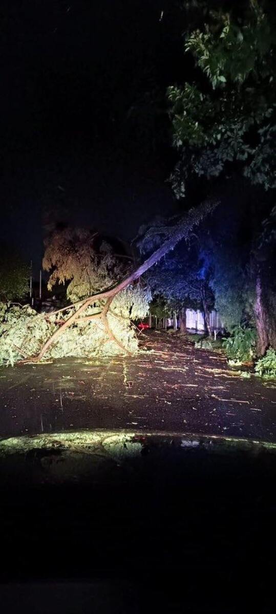 Tempestades deixam uma morte e mais de um milhão de pessoas sem energia elétrica na região metropolitana de Porto Alegre