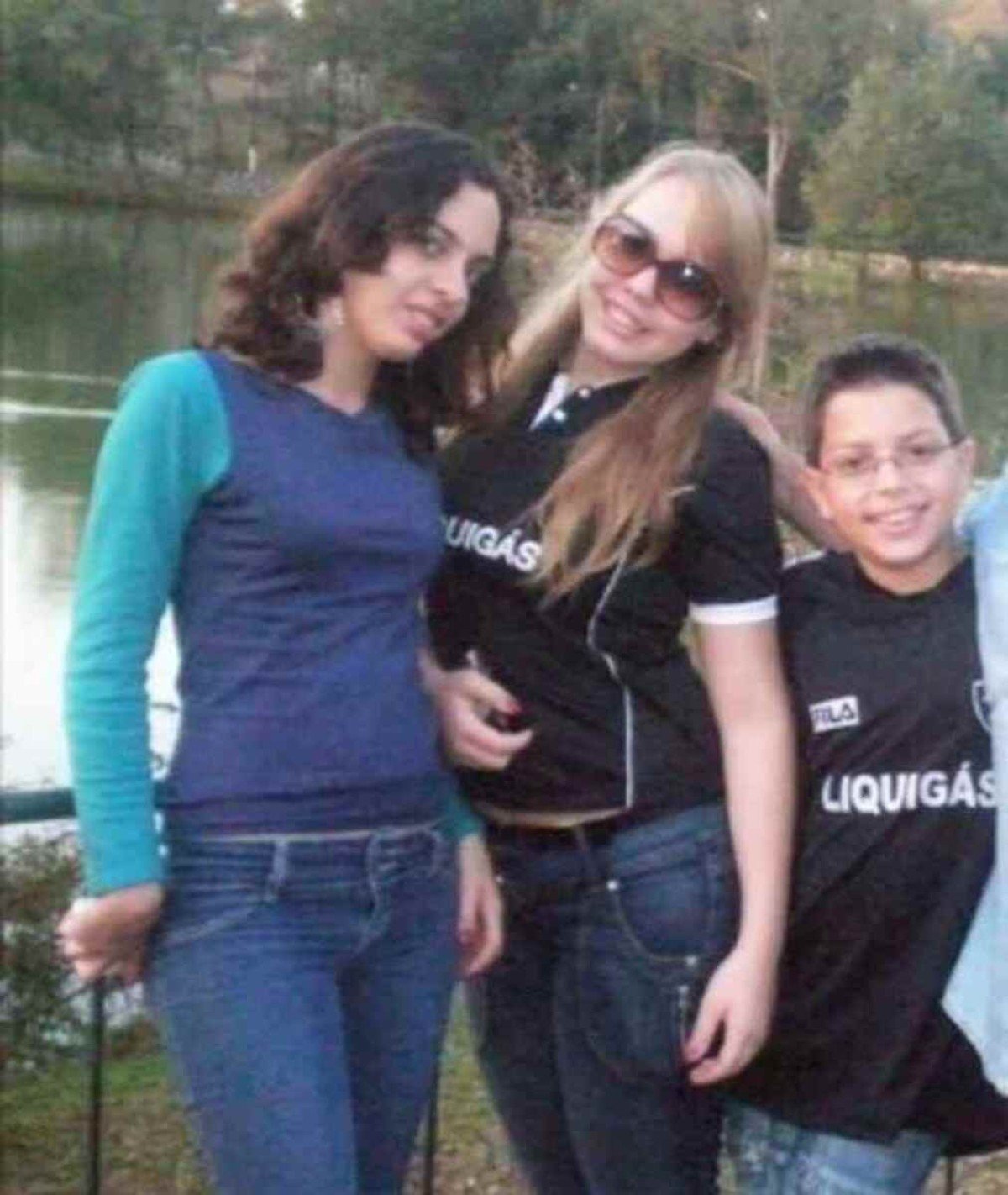 À esquerda, Thayanna, Thays (centro) e Thyago