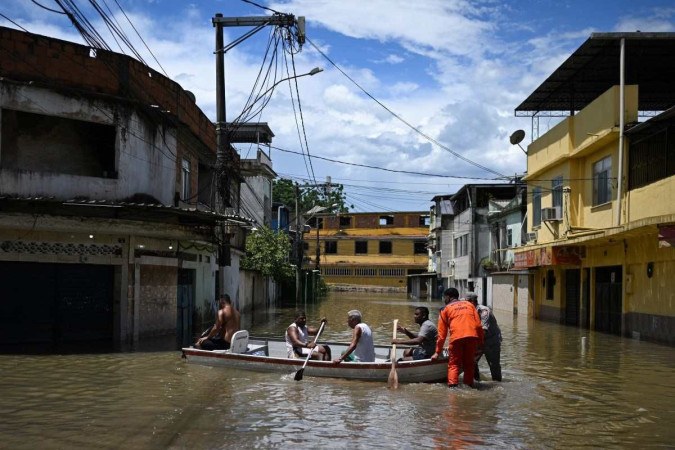 Caixa começou a liberar o Bolsa Família nos municípios atingidos pelas enchentes, como Belford Roxo -  (crédito: Mauro Pimentel/AFP      )