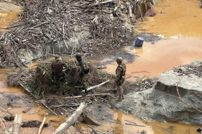 No período de seis anos, a área de garimpo cresceu 361% dentro dos territórios indígenas, enquanto no restante do bioma o aumento foi de 96%. -  (crédito: Handout / BRAZILIAN FEDERAL POLICE / AFP)