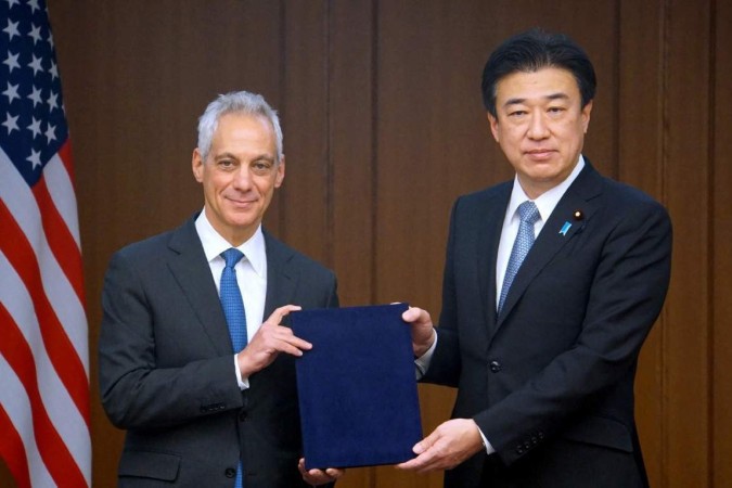 Ministro da Defesa do Japão Minoru Kihara (R) e embaixador dos Estados Unidos no Jpaão Rahm Emanuel -  (crédito: STR / JIJI Press / AFP)