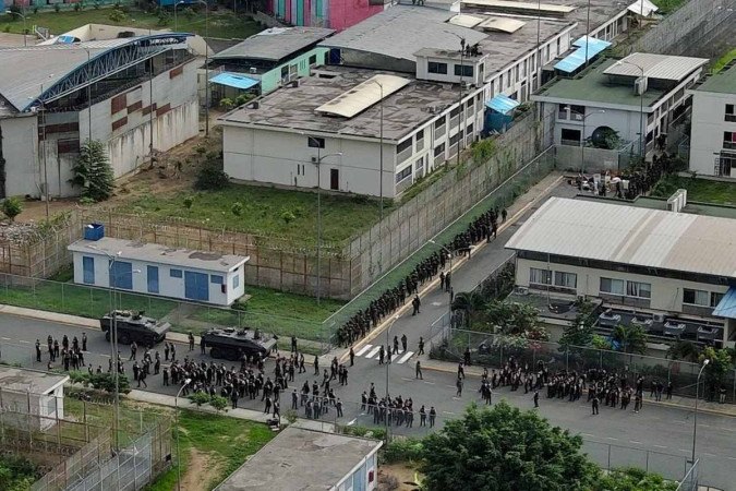 Nas imagens da captura divulgadas pelo comandante podem ser vistos fuzis, pistolas, munições, uniformes de instituições públicas e outras peças de vestuário -  (crédito: Reprodução/Marcos PIN / AFP)