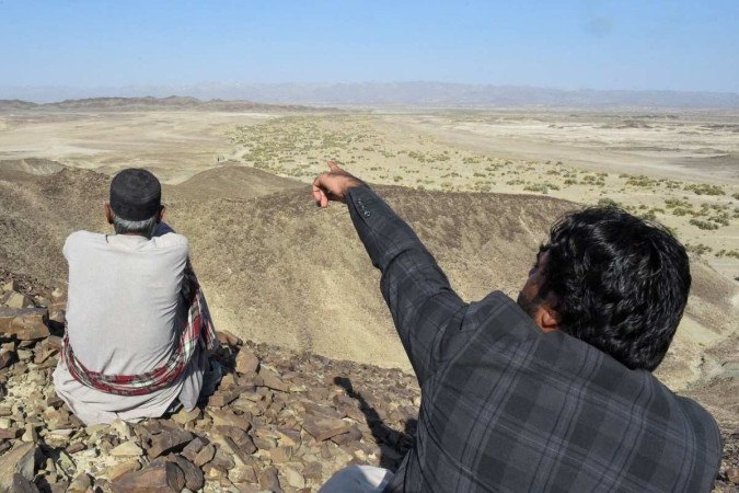 Morador do Baluchistão mostra montanhas onde o Irã lançou mísseis -  (crédito: Banaras Khan/AFP)