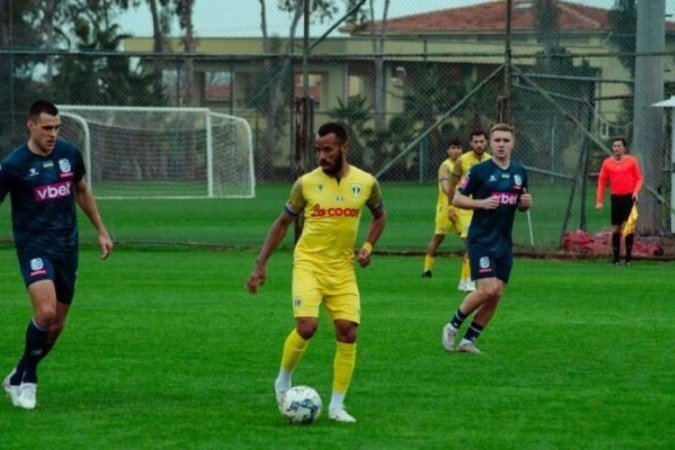 Jair Tavares (de amarelo) é destaque brasileiro na Liga Romena de futebol - (crédito: Foto: Sonotra Photography) Jair Tavares (de amarelo) é destaque brasileiro na Liga Romena de futebol - (crédito: Foto: Sonotra Photography)