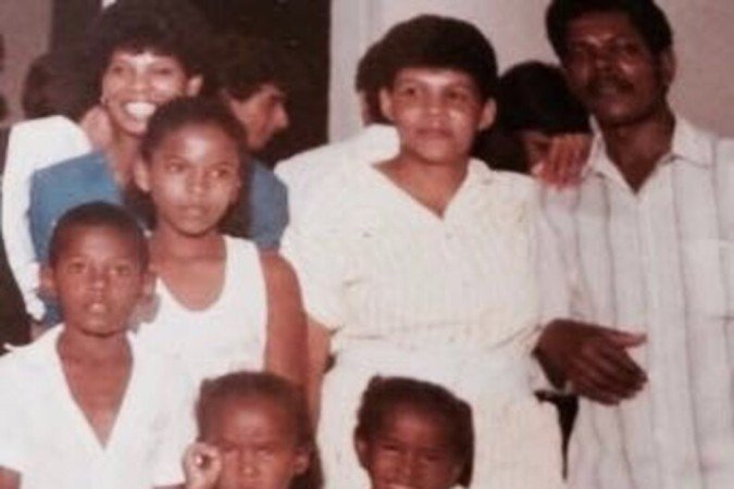  Claudia Nunes dos Santos, executiva brasileira, quando criança (fazendo o gesto com a mão), com a família, em São Paulo.