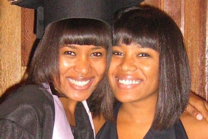  Claudia Nunes dos Santos, executiva brasileira, em 2006, quando se graduou como contadora. Na foto, com a irmã gêmea Carla.