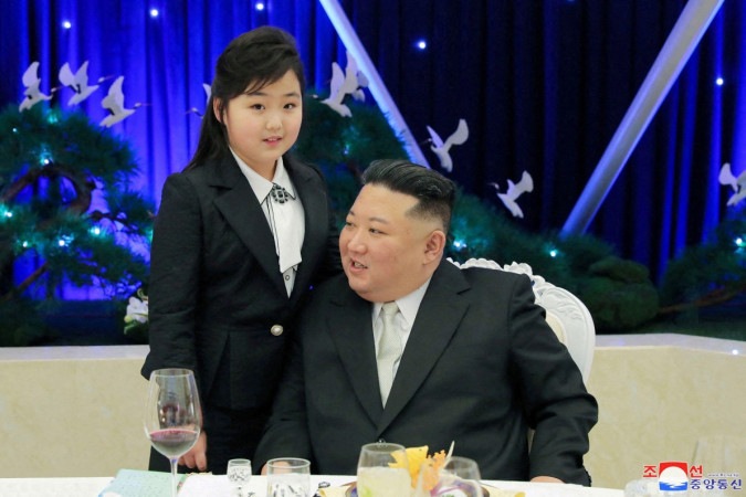 Kim Ju Ae apareceu pela primeira vez em público em 2022 – nesta foto, ela e seu pai estão em um banquete pelo 75º aniversário do Exército do Povo Coreano, em fevereiro de 2023 -  (crédito: Reuters)