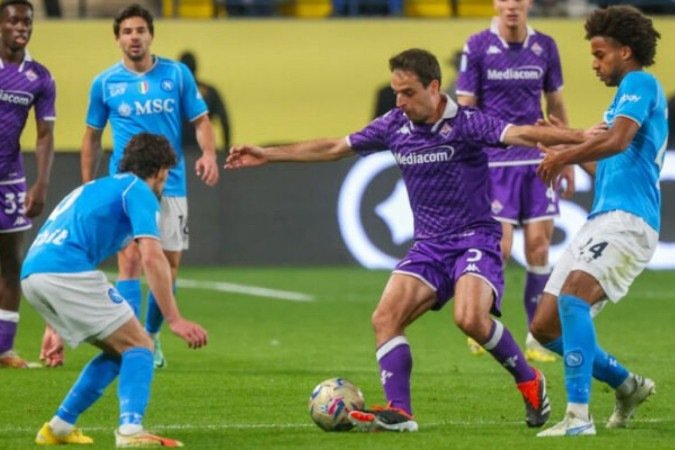 Bonaventura (ventro) tenta levar a Fiorentina ao ataque contra o Napoli - - (crédito: Foto: Fayez Nureldine via Getty Images) Bonaventura (ventro) tenta levar a Fiorentina ao ataque contra o Napoli - - (crédito: Foto: Fayez Nureldine via Getty Images)