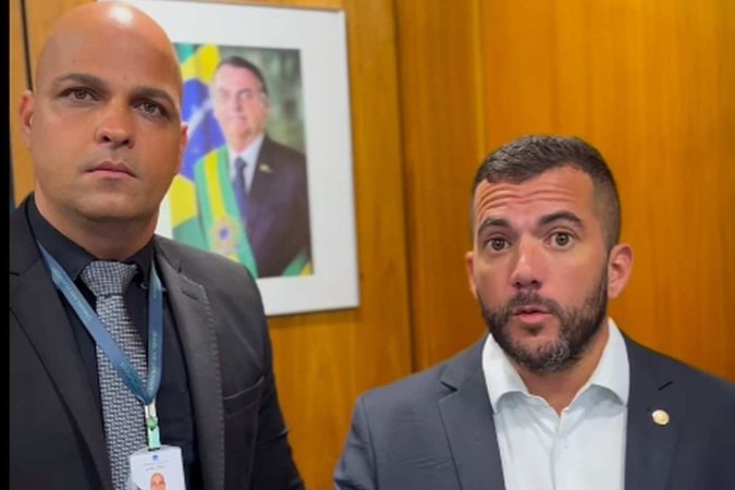 Carlos Jordy divulgou vídeo ao lado do assessor, Rodrigo Duarte Bastos, em outubro de 2023 para comunicar que o manteria no cargo  -  (crédito: Reprodução)