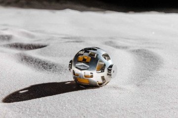 Foto de 2022 mostra o robô transformável da superfície lunar 'SORA-Q' instalado no módulo Slim -  (crédito:  AFP)