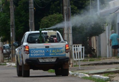  Contra a dengue,  carro fumacê. Foto feita em Taguatinga - QNG.  -  (crédito:  Ed Alves/CB/DA.Press)