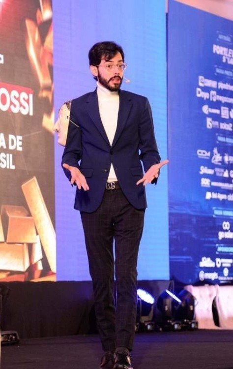 Giovanni Begossi, especialista em oratória: 'não fale demais de si, responda as perguntas' Giovanni Begossi, especialista em oratória: "não fale demais de si, responda as perguntas"