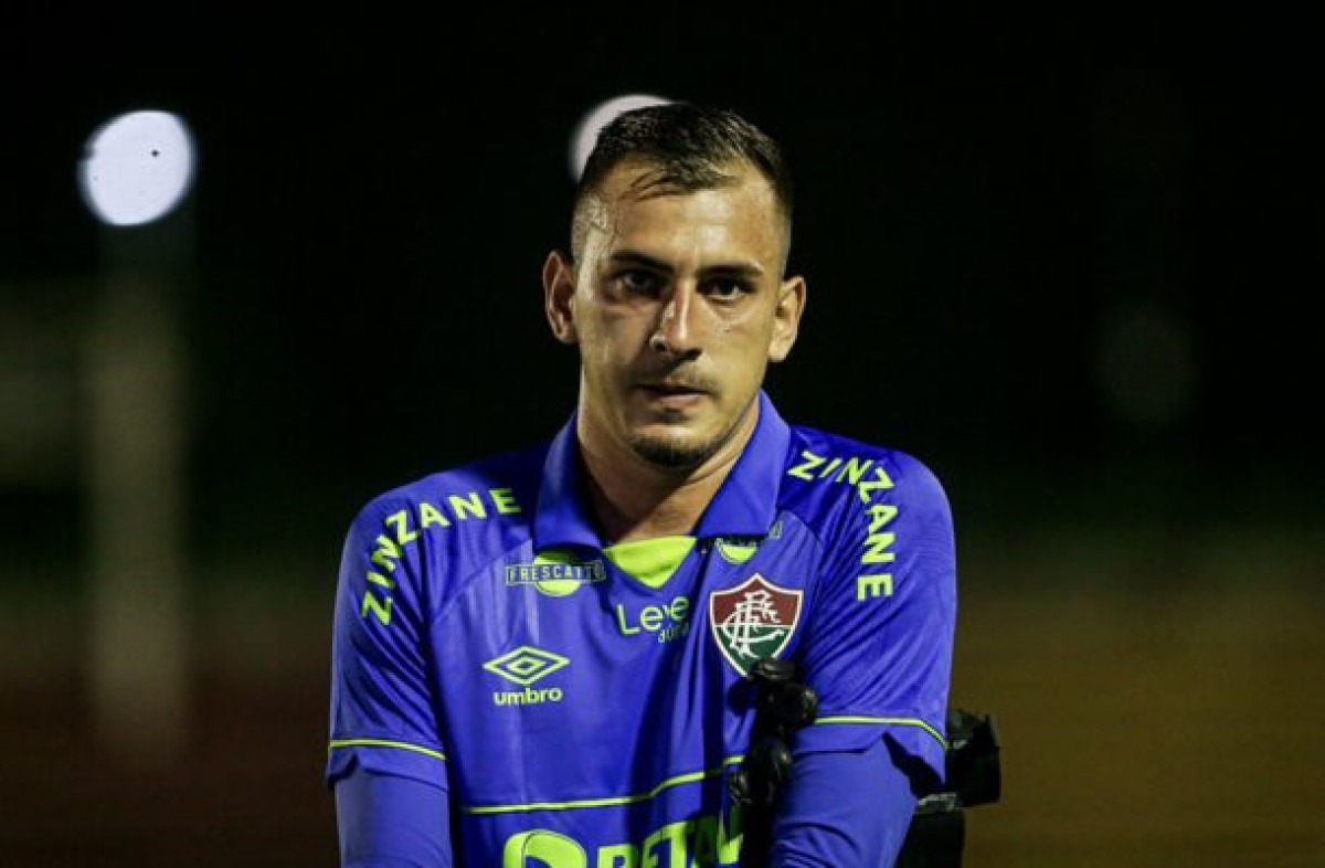 Vitor Eudes comemora pênalti que pegou, mas lamenta o empate