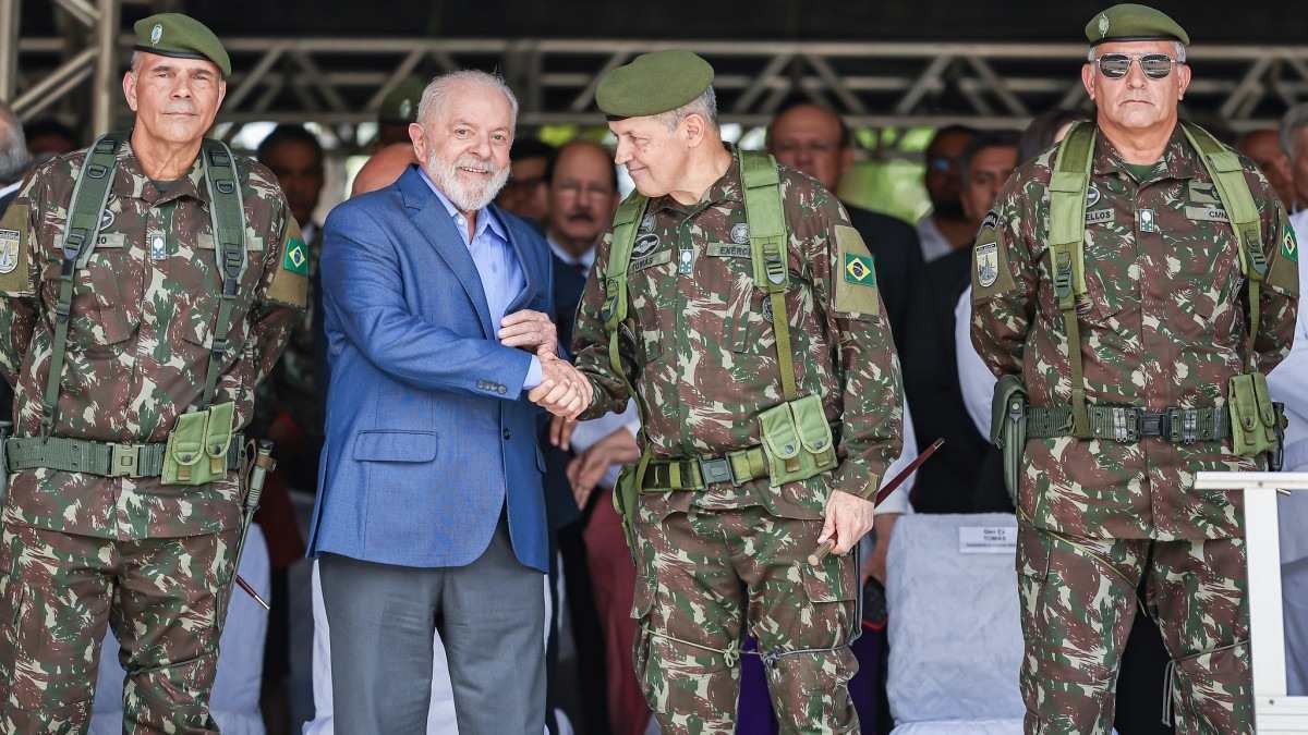 Lula distribui afagos a militares: 