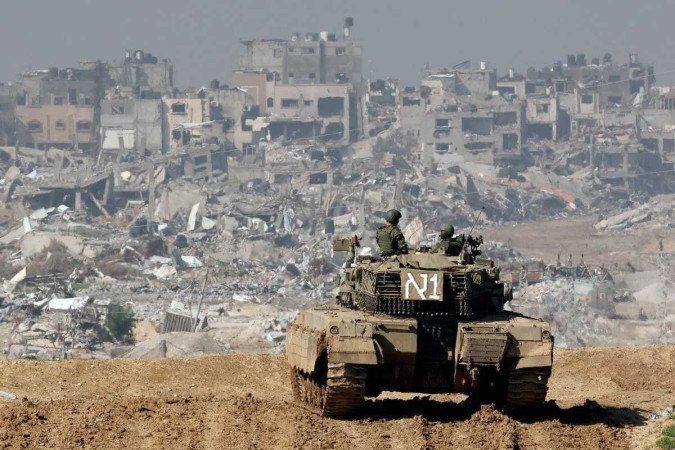 Tanque de guerra israelense é fotografado no sul de Israel, com a Faixa de Gaza ao fundo -  (crédito: Jack Guez/AFP)