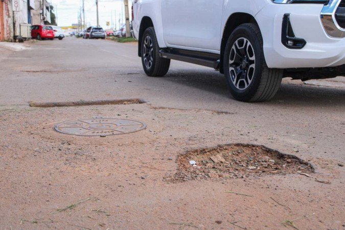  19/01/2024 Crédito: Kayo Magalhães/CB/D.A Press. Brasil. Brasília - DF. Cidades. Buracos no DF em períodos de chuva. 
