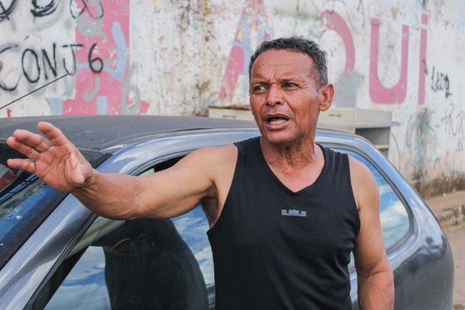 Domingos Ribeiro, 59, reclama que precisa fazer balanceamento frequente no carro devido aos buracos na Estrutural. 