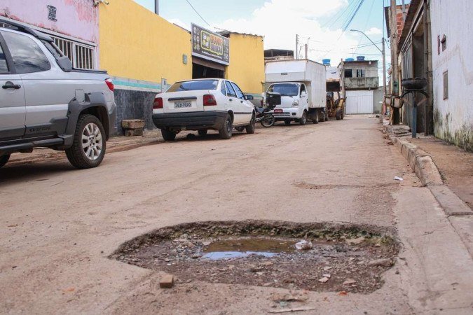 Buraco em frente à oficina, no setor oeste da Estrutural.